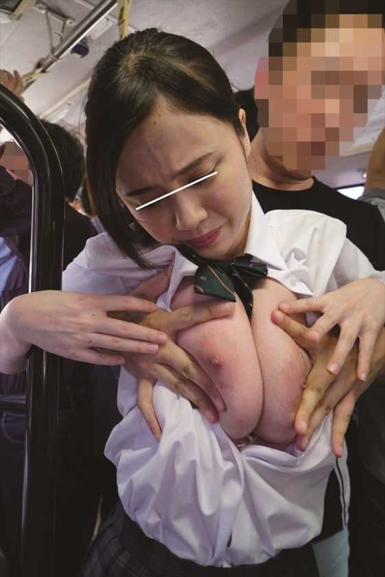 満員バスで背後から制服越しにねっとり乳揉み痴漢され腰をクネらせ感じまくる巨乳女子高生 2 サンプル画像2