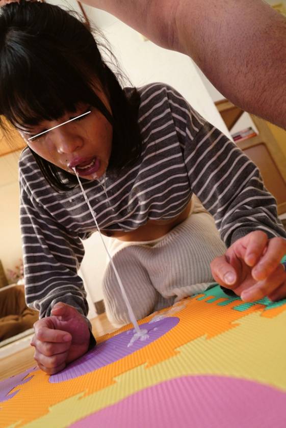 騒音トラブルの謝罪で訪れた隣の人妻を土下座させ垂直式イラマチオで喉奥発射 　サンプル画像2