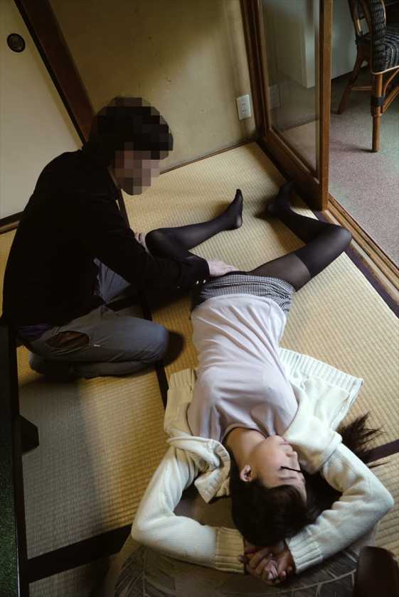 「お願いここでして！」田舎暮らしの人妻は家に居る旦那にバレないように近所の若いチ○ポとスリルを求めて玄関先や野外でドキドキSEXに燃え上がる 　サンプル画像2