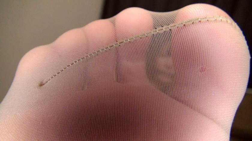 神パンスト 波多野結衣 人妻や母、働く制服OL等やらしい熟女の美脚を包んだ生ナマしいパンストを完全着衣でムレた足裏からつま先を味わい尽くす！オナニーや顔騎や脚コキ、時には中出し時にはお尻にコスってぶっかけとやりたい放題！発情させられた女の変態調教絶頂プレイを楽しむフェチAV 　サンプル画像2