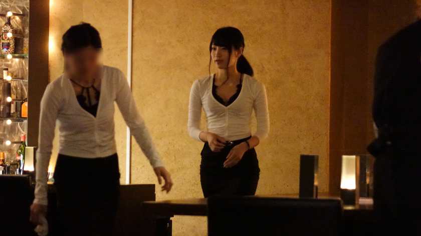 100%完全ガチ！噂の素人激カワ看板娘にアポなし取材⇒AV交渉！ target.21 堅実な清楚系バー店員をこっそりハメる！！ in 池袋 　サンプル画像2