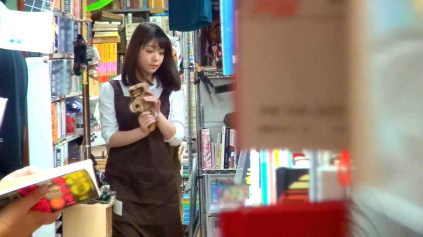 100%完全ガチ！噂の素人激カワ看板娘にアポなし取材⇒AV交渉！ target.31 古本や古着の匂いで満たされたリサイクルショップに咲く一輪の真面目系美少女！ in 杉並区高円寺 　サンプル画像2