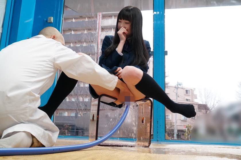 みれいちゃん(18) 女子〇生 マジックミラー号 膣内洗浄により、溢れる水、漏れる吐息。ついでにチ〇コも挿入。 　サンプル画像2