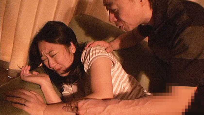 『おばさんその気にさせてどうするの?』夫とは倦怠期 久し振りに勃起チ○ポを見てしまったお堅い人妻の「チラ見」からの欲情スイッチが入ってしまったリアクションを見逃すな! サンプル画像2