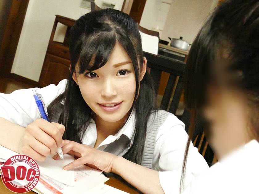 こたつの中で無防備な下半身にこっそりイタズラを!大人しそうな女の子は周りに人が居るので声も出せずパンツに染みるほどのびしょびしょマ○コになってしまい… サンプル画像2