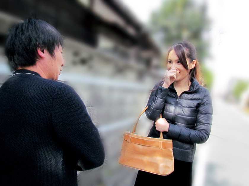 巨乳人妻ナンパ セキララ卑猥トークと臨時収入でどこまで脱げる！？ 　サンプル画像3