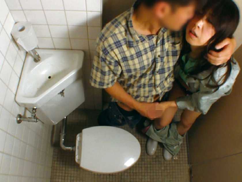 働く熟女に痴漢をしたら…逆にべっちょりマ◯コで哀願性交! サンプル画像3