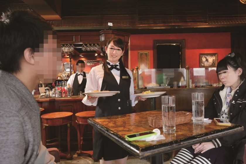 「休憩中の1時間バイトくんと2人きり！女を忘れたパートの美人おばさんは息子ほど年の離れたイケメンチ○ポならセクハラされても嫌じゃない」 VOL.3 　サンプル画像3