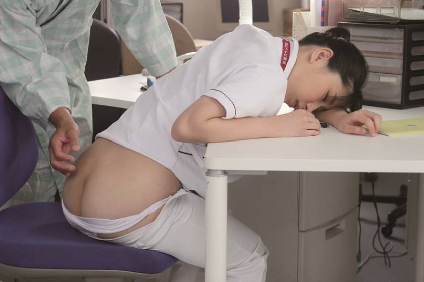 夜勤中に居眠りしている看護師を夜這いしちゃった俺 5 清城ゆき 永井みひな 河音くるみ 斉藤みゆ 　サンプル画像3