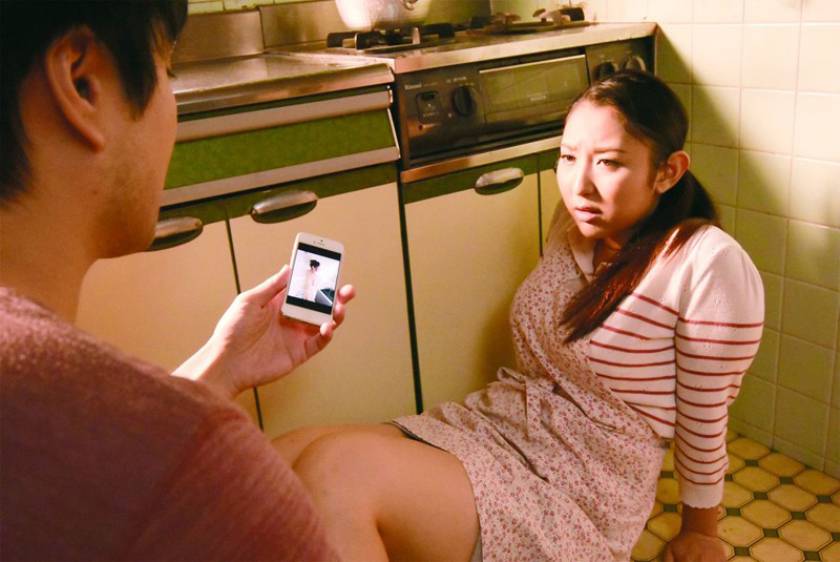 息子の友人に調教された母 葉月奈穂 浅井舞香 本真ゆり 　サンプル画像3