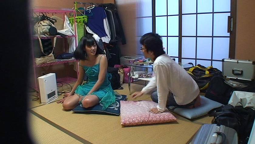 盗撮モニタリング 撮影現場でムラムラしてるスタッフが待機中にAV女優とエロい事しちゃいました 　サンプル画像3