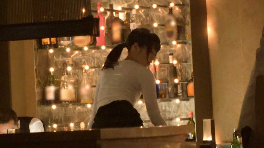 100%完全ガチ！噂の素人激カワ看板娘にアポなし取材⇒AV交渉！ target.21 堅実な清楚系バー店員をこっそりハメる！！ in 池袋 　サンプル画像3