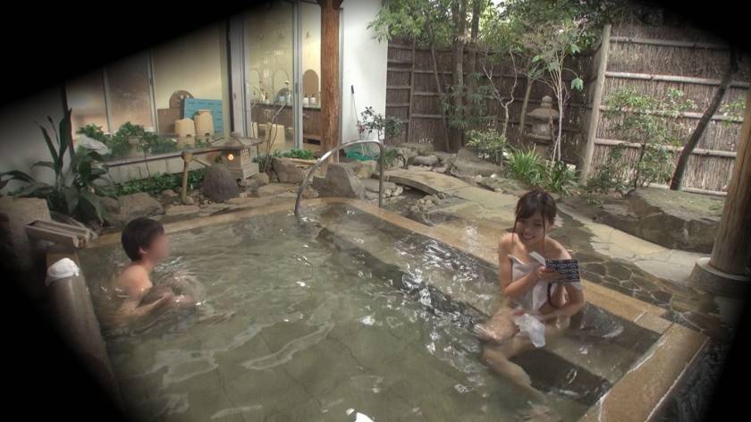 あおい(21) 石和温泉で見つけた卒業旅行中の美巨乳女子学生のお嬢さん タオル一枚 男湯入ってみませんか？ 　サンプル画像4