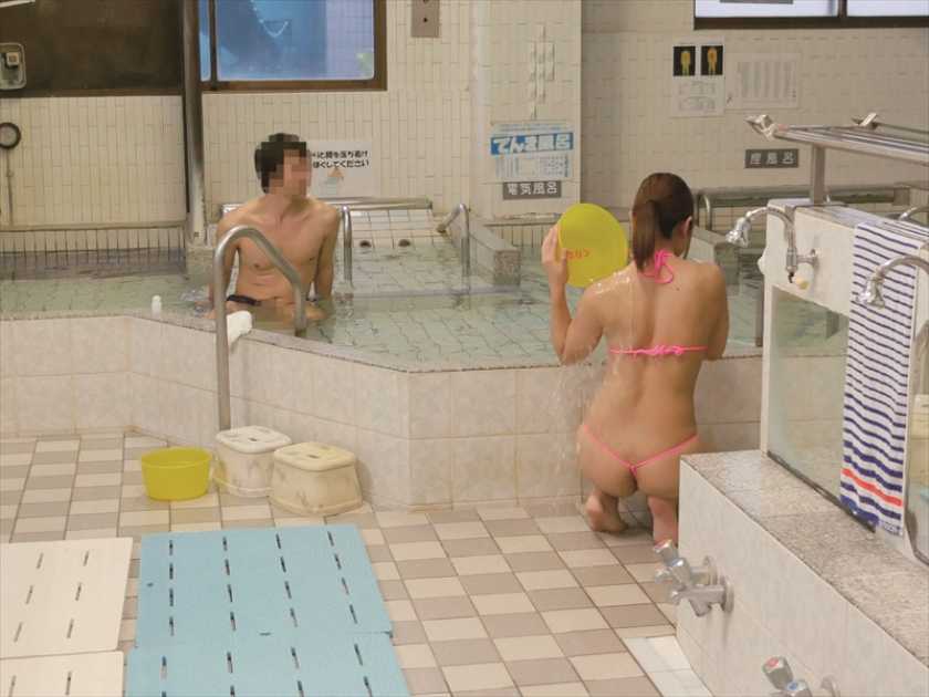 コンドームなしでエッチな状況になったらどうなるのかをモニタリング 部活帰りの大学生友達男女が銭湯で2人っきり 巨乳っ子がマイクロビキニ姿で初めてのパイズリをしたらどうなるのか？！・・・結果、即勃起！銭湯中を反響するあえぎ声の中、生ハメ生中出し！ 　サンプル画像4