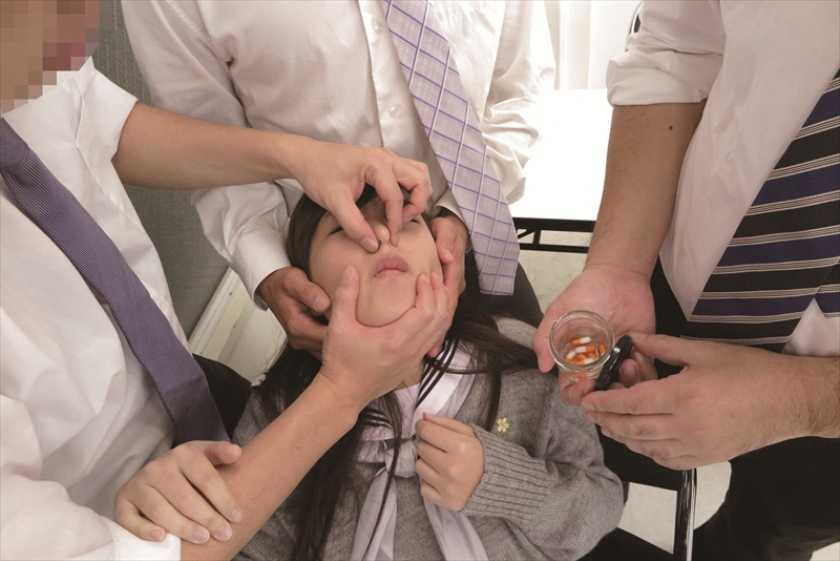 予備校に通う地味でマジメな女子高生をレ●プしながら全身を媚薬漬けにしたら、 こっちが引くほど痙攣・潮&泡吹き・失神しまくった! 4 サンプル画像4