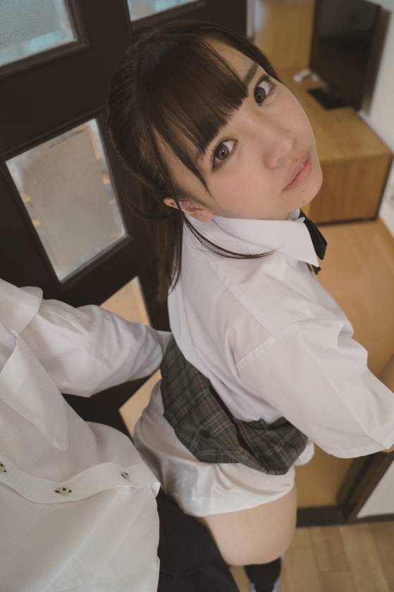 毎朝見かけるニーハイ太ももパンチラ女子高生が可愛くてチ○ポ硬くしてたら、「おにいさんのスケベ。」とほっぺを膨らませて怒り顔。でもすぐにウルウルした目で僕を見つめてくる、ツンフワ小悪魔だった。 佐々波綾 　サンプル画像4