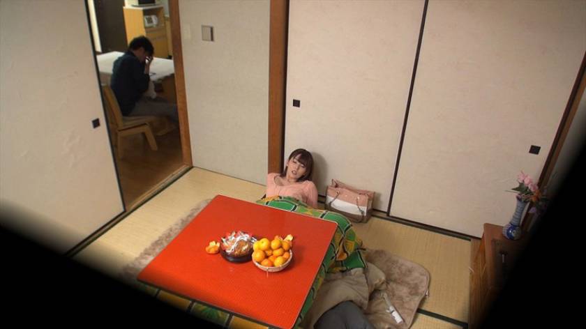 コタツの中でひっそり奥さんのマ○コに触れると糸を引くほど溢れ出す愛液！ご無沙汰過ぎて旦那が隣に居るにも関わらず何度も悶絶絶頂！ 2 波多野結衣 推川ゆうり 福咲れん 北川エリカ 　サンプル画像4