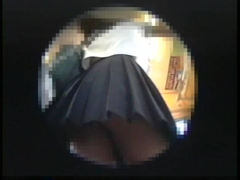 都内某沿線電車内で撮られた 可愛い制服女子たちのほかほかパンチラ盗撮 　サンプル画像4