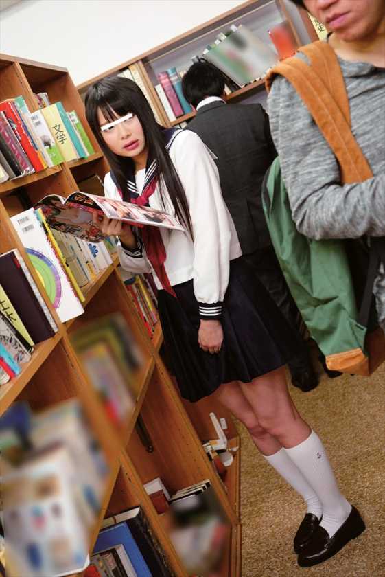 図書館の本棚にエロ本を置き、それを手に取った女子校生の反応を見て楽しんでいたら…なんと過敏に反応し、その場でモジモジ！？さらにボクと目が合うなり息荒く近付いてきて体を擦りつけてきた！そんな声が出せない状況にソソラれて図書館でまさかの合意痴漢プレイ！？ 　サンプル画像4