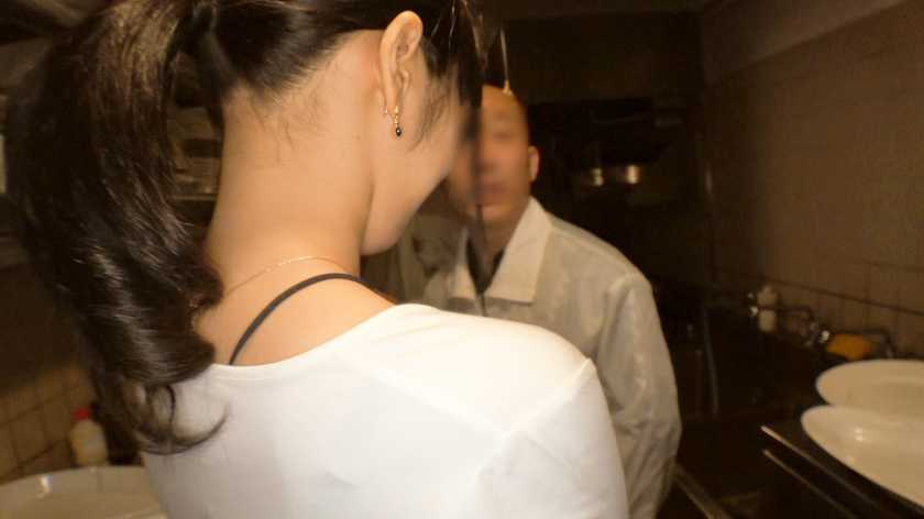 100%完全ガチ！噂の素人激カワ看板娘にアポなし取材⇒AV交渉！ target.21 堅実な清楚系バー店員をこっそりハメる！！ in 池袋 　サンプル画像4