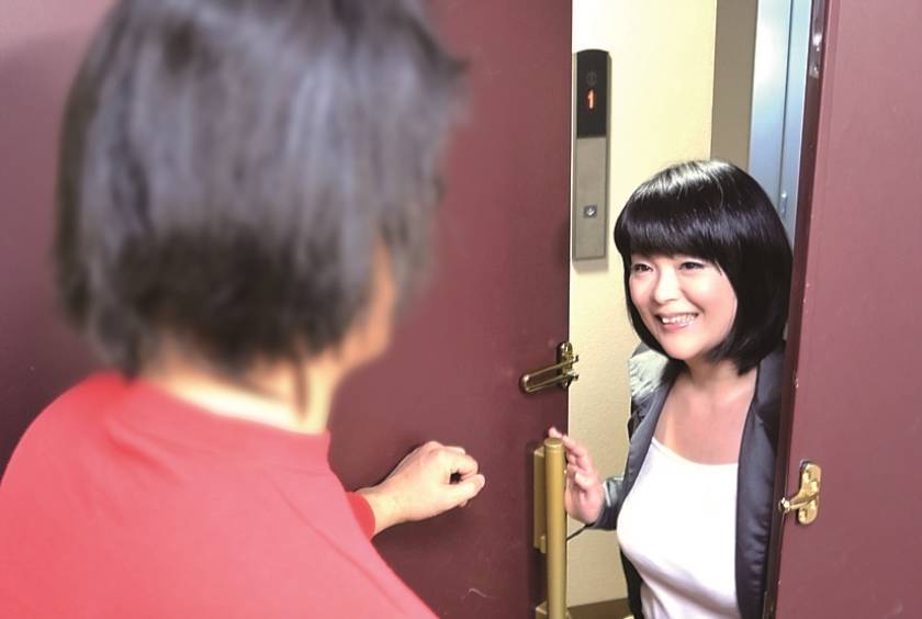 性欲をもてあまして仕事にならんわぁ!!四十路し盛り 3人の働くオバサン 咲本はるか 高梨日和 山田富美 サンプル画像5