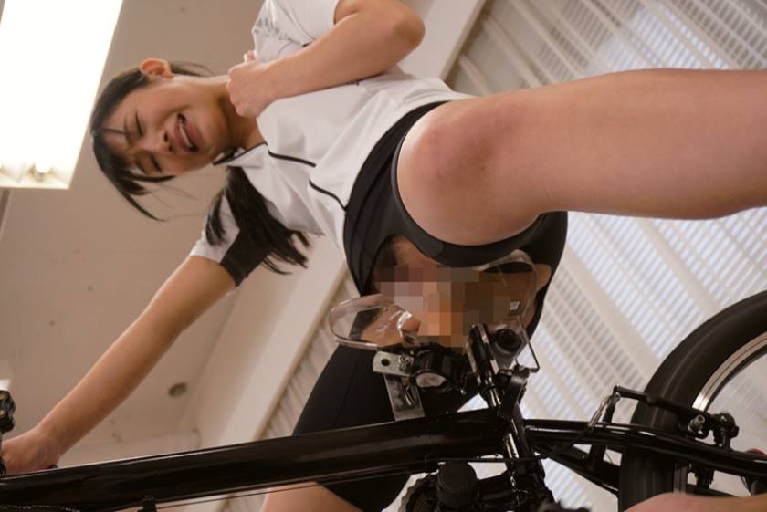 ピストンバイブアクメ自転車がイクッ！友達同士で激イキレース連続大量潮吹きSP 　サンプル画像5