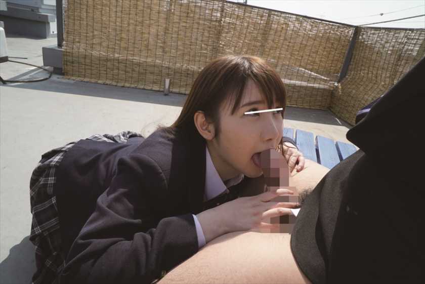 こんな野外で?!顔射後も止めない突然の笑顔しゃぶりで連続2回おねだり女子高生 サンプル画像5
