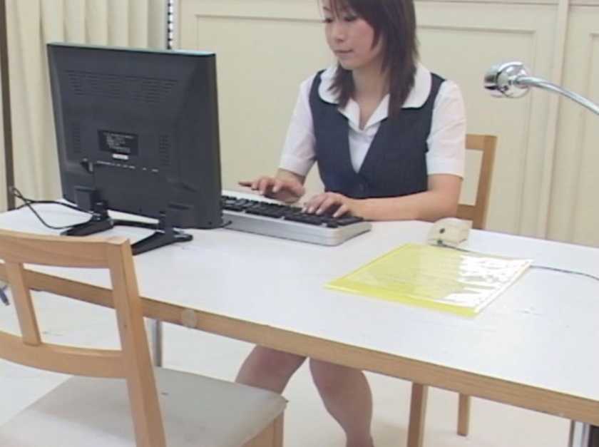 働く女性 むっちり尻 美脚 パンチラ隠し撮り サンプル画像5