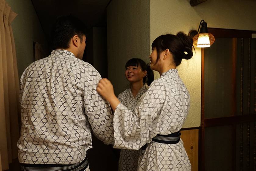 1人で温泉にやってきたボクが混浴であることに気づかず露天風呂に入ったら、女子会旅行でやってきた美女御一行様と鉢合わせ!湯船に見え隠れする美尻にフル勃起したチ〇ポに興奮した彼女たちから空っぽになるまで精子を絞りとられた! 夏希みなみ 玉木くるみ 初夏 月宮こはる 橘かれん サンプル画像6