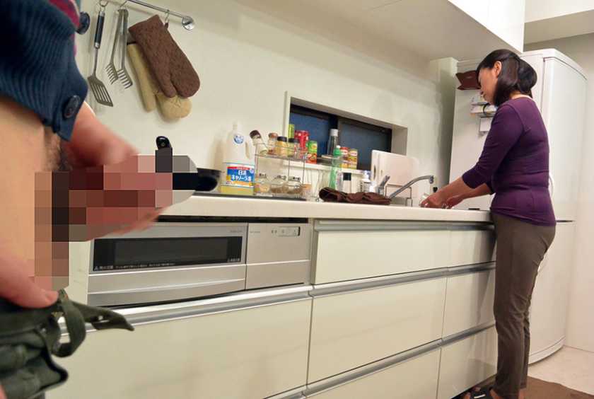 母を狙った家庭内ぶっかけ痴漢 　サンプル画像6