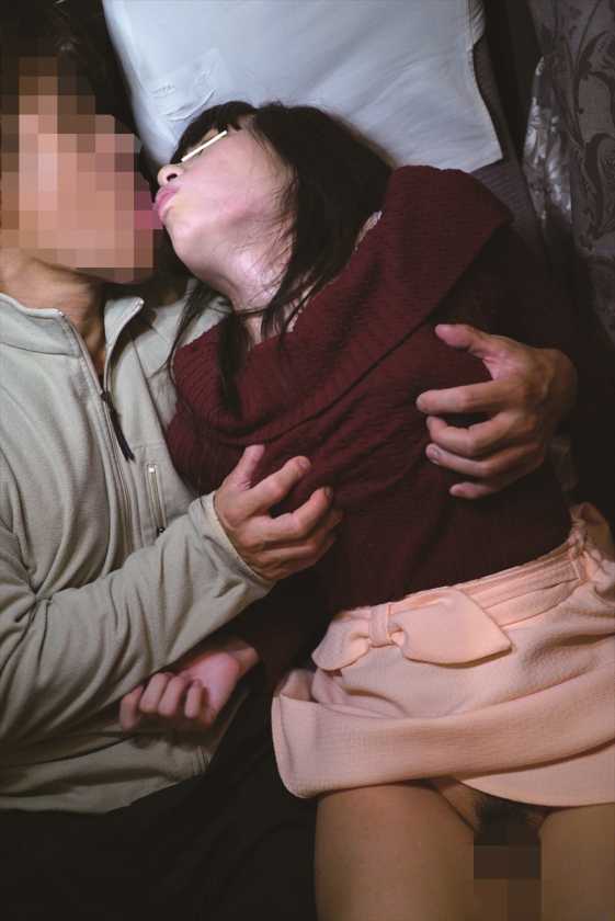 夜行バスで声も出せずイカされた隙に生ハメされた女はスローピストンの痺れる快感に理性を失い中出しも拒めない 6 サンプル画像7