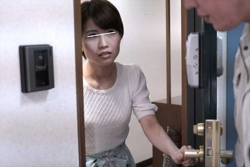 侵入者の寝バックデカチン縦ピストンで膣壁を床にこすり付けられ何度ものけぞりイキする人妻 　サンプル画像7