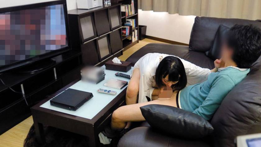 おばさんが若い男と二人っきりでAV鑑賞したら…4時間 サンプル画像7
