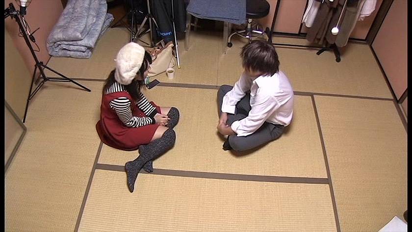 盗撮モニタリング 撮影現場でムラムラしてるスタッフが待機中にAV女優とエロい事しちゃいました 　サンプル画像7