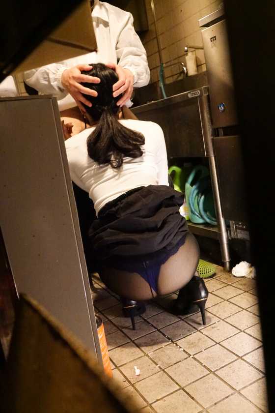 100%完全ガチ！噂の素人激カワ看板娘にアポなし取材⇒AV交渉！ target.21 堅実な清楚系バー店員をこっそりハメる！！ in 池袋 　サンプル画像7