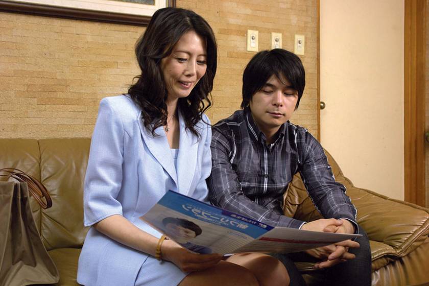 母の紹介で来た四十路のおばさん生保レディが、今加入すると気持ちいいサービスが受けられるといきなりの生フェラ勧誘に負け中出し特約契約してしまった サンプル画像8
