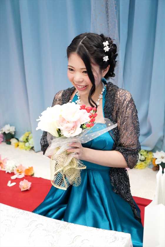 マジックミラー号 結婚式終わり、未婚のパーティードレスの女性がほろ酔いの中、Hなゲームでチ○コを両手に持たせたら、火が付き生まれて初めて3Pセックスへ！ 　サンプル画像8