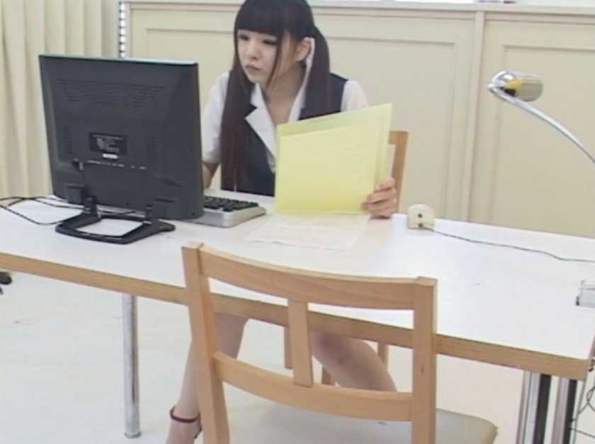 働く女性 むっちり尻 美脚 パンチラ隠し撮り サンプル画像8
