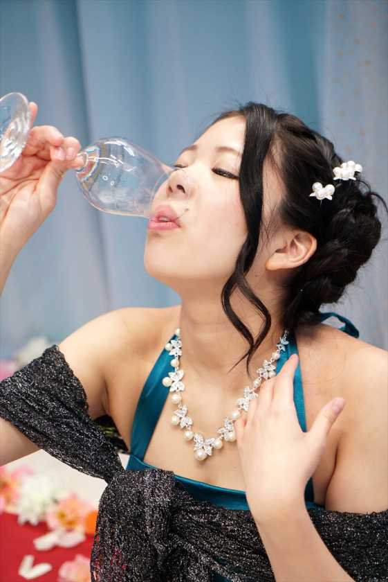 マジックミラー号 結婚式終わり、未婚のパーティードレスの女性がほろ酔いの中、Hなゲームでチ○コを両手に持たせたら、火が付き生まれて初めて3Pセックスへ！ 　サンプル画像9