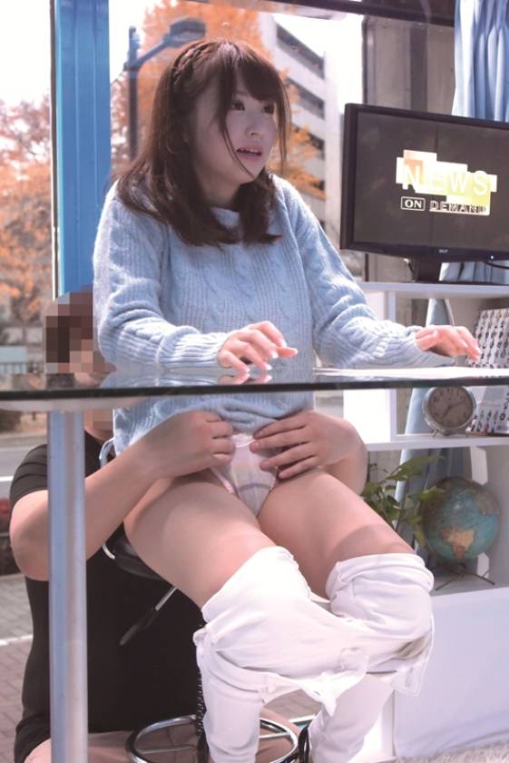 マジックミラー号 アナウンサー志望の高学歴女子大生限定!「女子アナになるための特訓しませんか?」原稿を読んでる最中にイタズラされても、ハメられても、イキそうになっても何があってもカメラ目線!! サンプル画像9