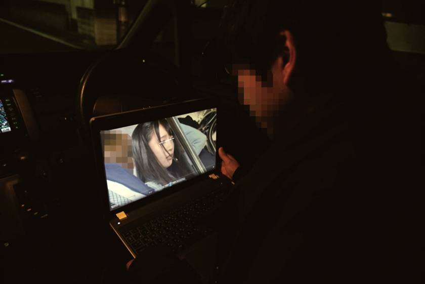 痴漢NTR 妻(25)が痴漢AVに出ていた。「お願いだから、もうイカないでくれ･･･」僕が気づかぬ間に媚薬を塗られチ○ポ狂いにされた妻 　サンプル画像9