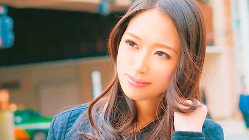 若妻みつきさん(25歳)ガーターがやたら似合うセックス渇望中の美人妻!!おっとりで清楚系なのにいやらしい事が始まると隠語を叫んで感じまくる変態奥様!!おもちゃも自分で購入するセレブな育児オナニスト! パッケージ画像