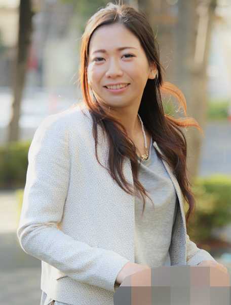 夫が目の前でフェラされショックで脱いだ奥様 サンプル画像