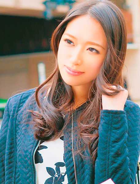 若妻みつきさん(25歳)ガーターがやたら似合うセックス渇望中の美人妻!!おっとりで清楚系なのにいやらしい事が始まると隠語を叫んで感じまくる変態奥様!!おもちゃも自分で購入するセレブな育児オナニスト! サンプル画像