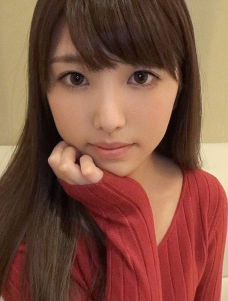 <SPAN class=btn_>【初撮り】ネットでAV応募→AV体験撮影 513 サンプル画像”><br />
愛想が良くて可愛らしい、どこにでもいそうな普通の女子大生ってかんじのしおりちゃん！そんな見た目とは裏腹にHなことに興味津々！そんなギャップがいいじゃないですか♪街で声をかけられたのをキッカケにAVに興味を持ち、自ら応募してきてくれました！インタビュー中はニコニコで、こんな子が彼女だったら一緒にいて楽しいだろうなぁ…とついつい叶いもしない妄想を膨らませてしまいました。しかし、軽快なおしゃべりも緊張の裏返しだったのか。おっぱいをイジると急にしおらしく…。脱がしたパンツにできたシミをカメラに近づけると「恥ずかしい…（笑）」と両手で顔を覆う仕草…あざとい！だがそれがいい！！結局僕ら男子はこういう素直な可愛さに惹かれるのです。クンニや手マンをすると体をくねらせ、腰はガクガク。声が大きくなっていくにつれてオマ〇コから溢れる愛液も増え、お尻の方まで濡れちゃってます！挿入してからは突けば突くほど快感で表情が歪み、Hな声が漏れ出す。そして腰を止めて一休みする度にニコッと笑って「気持ちい…」と一言。男冥利に尽きるってもんです！こっちのテンションも上がってきますね！たくさんイカせてあげましょう！！<br />
配信開始日 : 2017/12/09</p>
<p><strong><SPAN class=btn_>【初撮り】ネットでAV応募→AV体験撮影 513</strong><br />
出演 : <strong>しおり 20歳 大学生</strong><br />
シリーズ : <A href=
