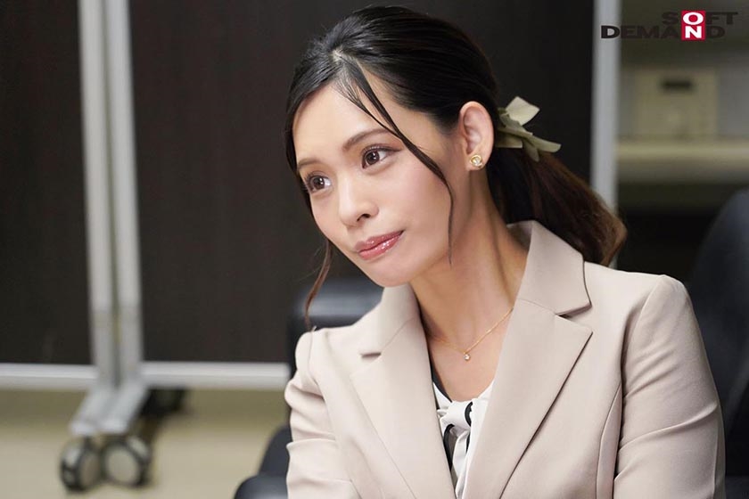 「会議中も商談中もエッチのことで頭いっぱいでした」オフィスで　サンプル画像13