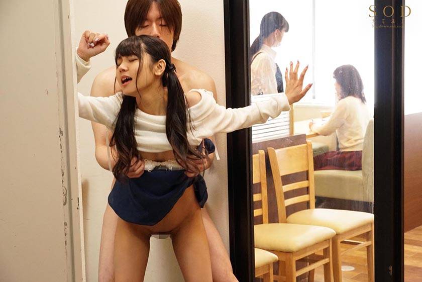 オシッコに向かう途中に即ハメ！即ズボ！快感に耐え切れず失禁し　サンプル画像14