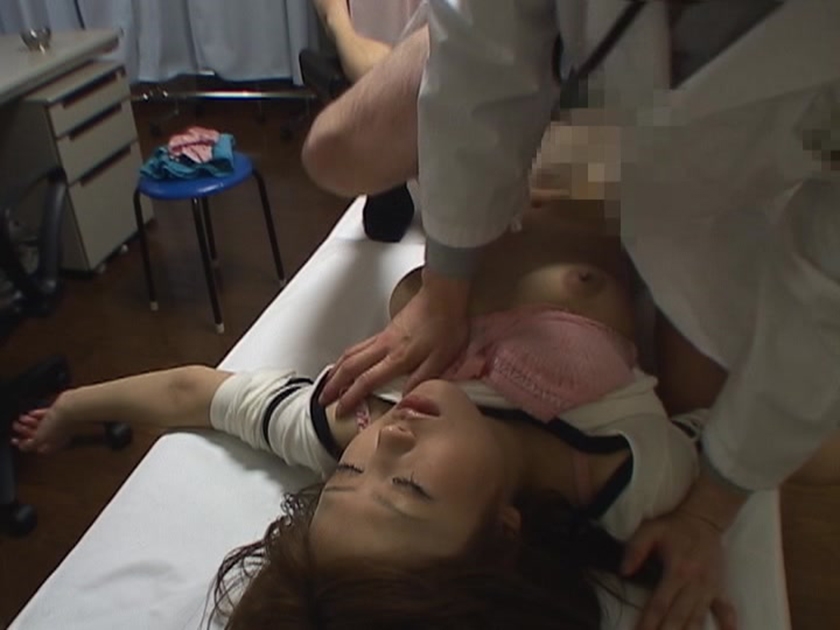 医者や店長を装って信用させ平日昼から人妻を犯していた元サラリ　サンプル画像17