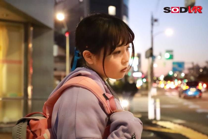 【VR】鍵っ子、大人チ○ポ初貫通 うちでエロサイトを見ていた　サンプル画像1