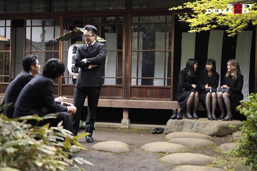 法事で7年ぶりに再会した同級生たちに酔わされ●●された金髪喪 サンプル画像1